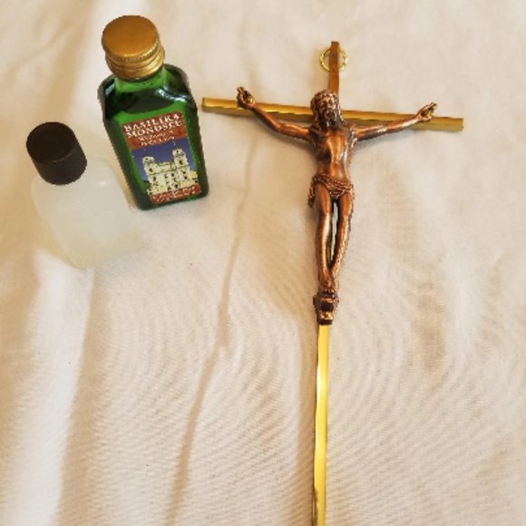 Vintage Crucifix Cross Jesus Christ Cast Metal with Holy Water - Picture 4 of 6